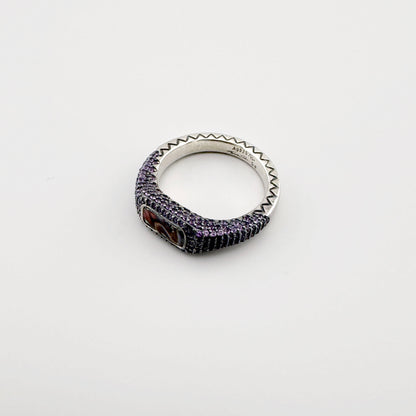 Silberring von Thomas Sabo mit Perlmutt und pflaumenfarbenen Zirkonia in der Draufsicht