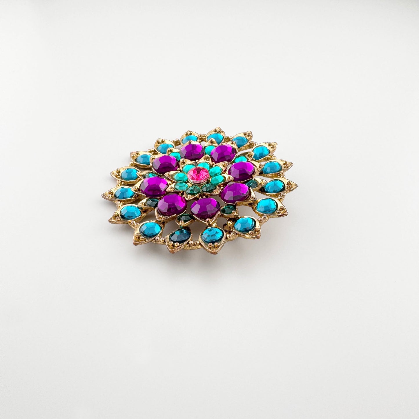 Broche colorée à cristaux Sonata avec composition rayonnante et pierres turquoise, violettes et roses