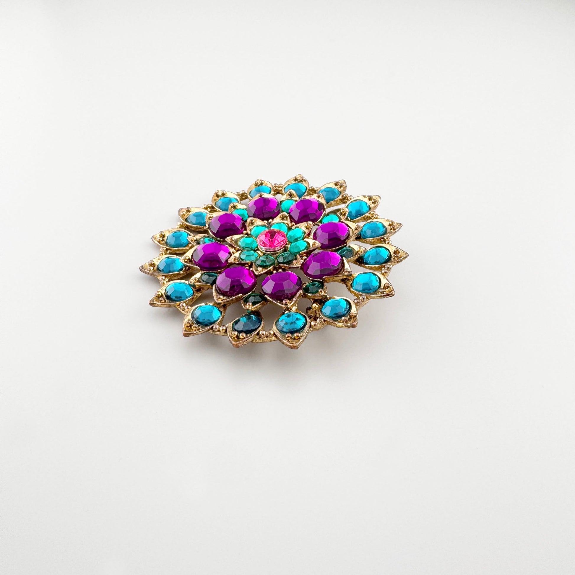 Broche colorée à cristaux Sonata avec composition rayonnante et pierres turquoise, violettes et roses