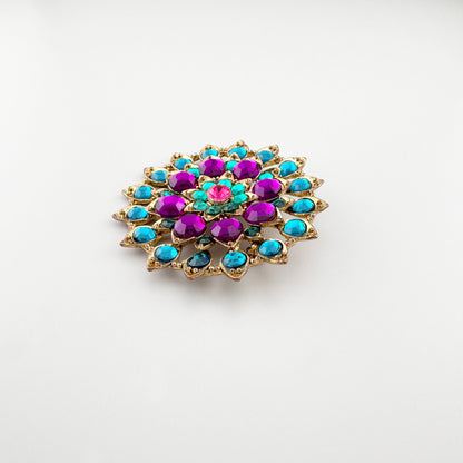 Broche colorée à cristaux Sonata avec composition rayonnante et pierres turquoise, violettes et roses