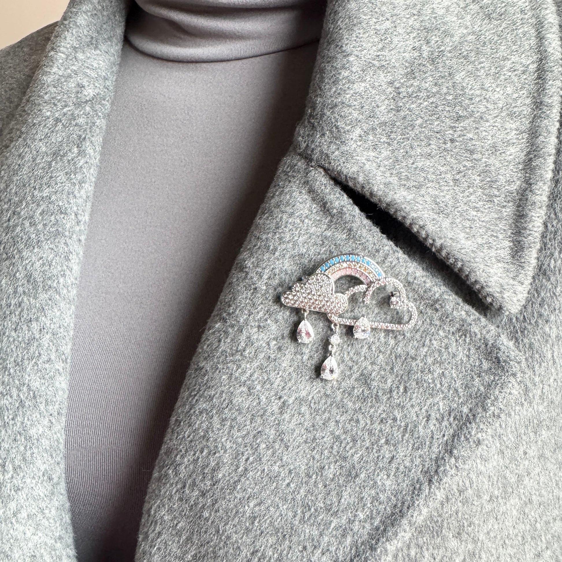 Rainbow cloud brooch Maravillas worn on a coat with crystal drops