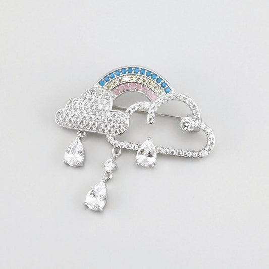 Broszka tęcza z chmurami Maravillas z kryształami i wiszącymi kroplami