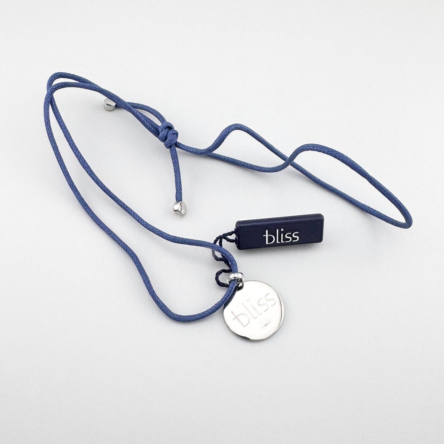 Silberne, rechteckige Anhänger‑Kette mit feinem Goldstreifen, klare Linie