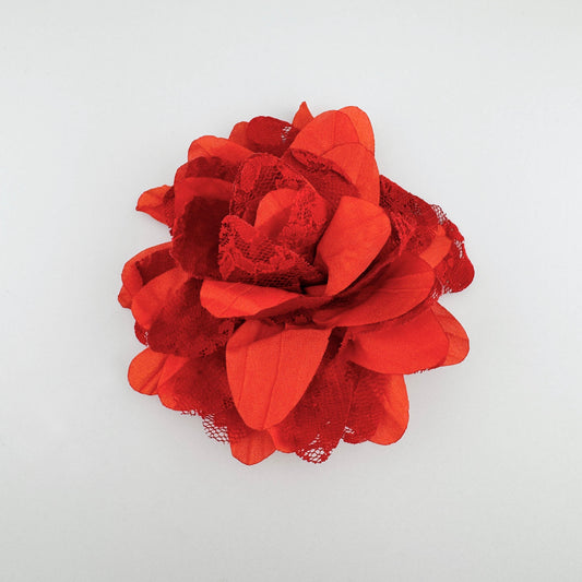 Czerwona broszka Camaïeu w formie kwiatu z koronkowym wykonczeniem