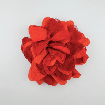 Brosche Camaïeu in Rot als Stoffblume mit zarter Spitze