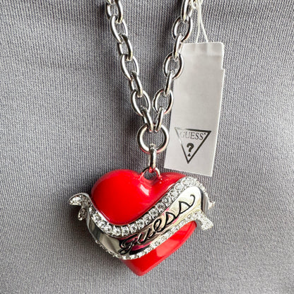 Collier Guess avec cœur rouge et chaîne argentée à gros maillons