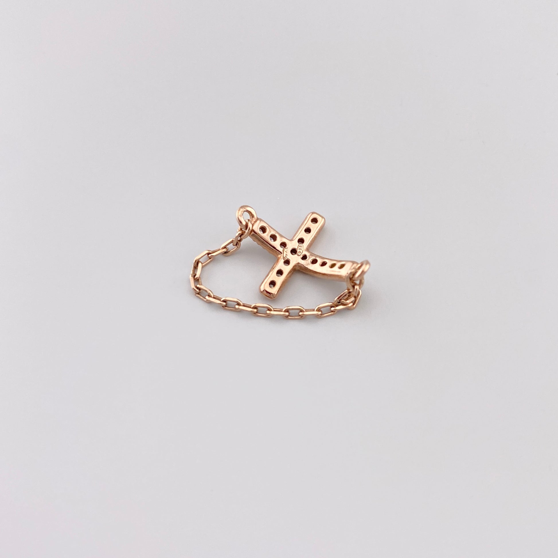 Bague Reminiscence avec chaîne et croix sertie de zirconium en or rose