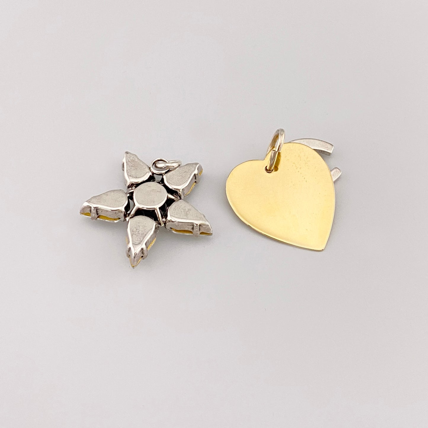 Pendentif étoile Reminiscence, métal argenté doré et zircones scintillantes, style vintage épuré