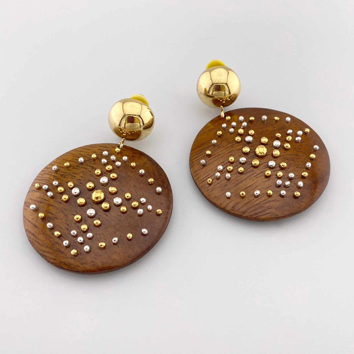 Holz-Clip-Ohrringe im Retro-Stil mit goldfarbenen Details und Antikoptik