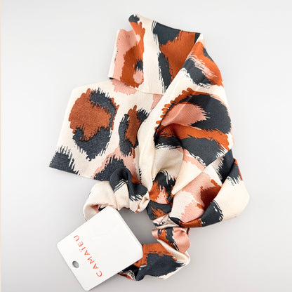 Patterned ribbon scrunchie Camaïeu with soft fabric and artistic warm tones