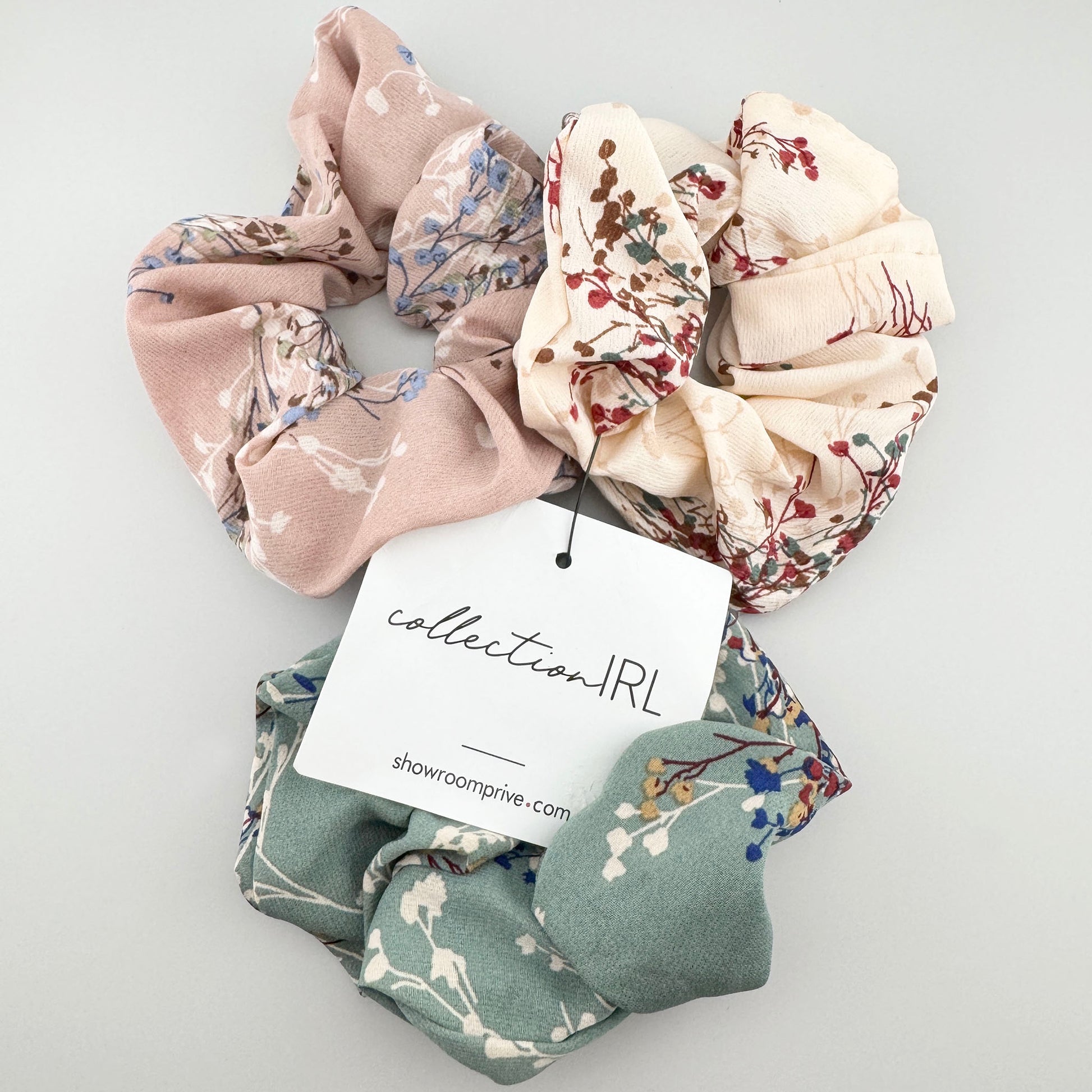 Romantyczne scrunchies IRL w pastelowych odcieniach z kwiatowymi nadrukami