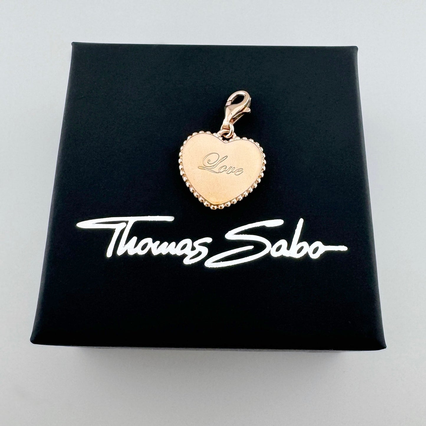 Zawieszka serce Thomas Sabo z różowym złoceniem, grawerem Love i karabińczykiem