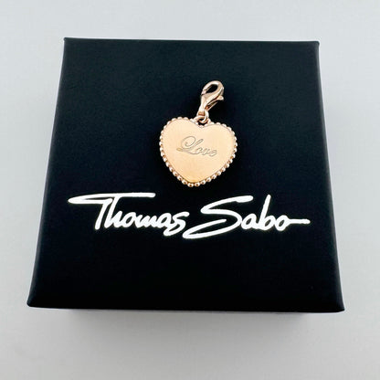 Zawieszka serce Thomas Sabo z różowym złoceniem, grawerem Love i karabińczykiem
