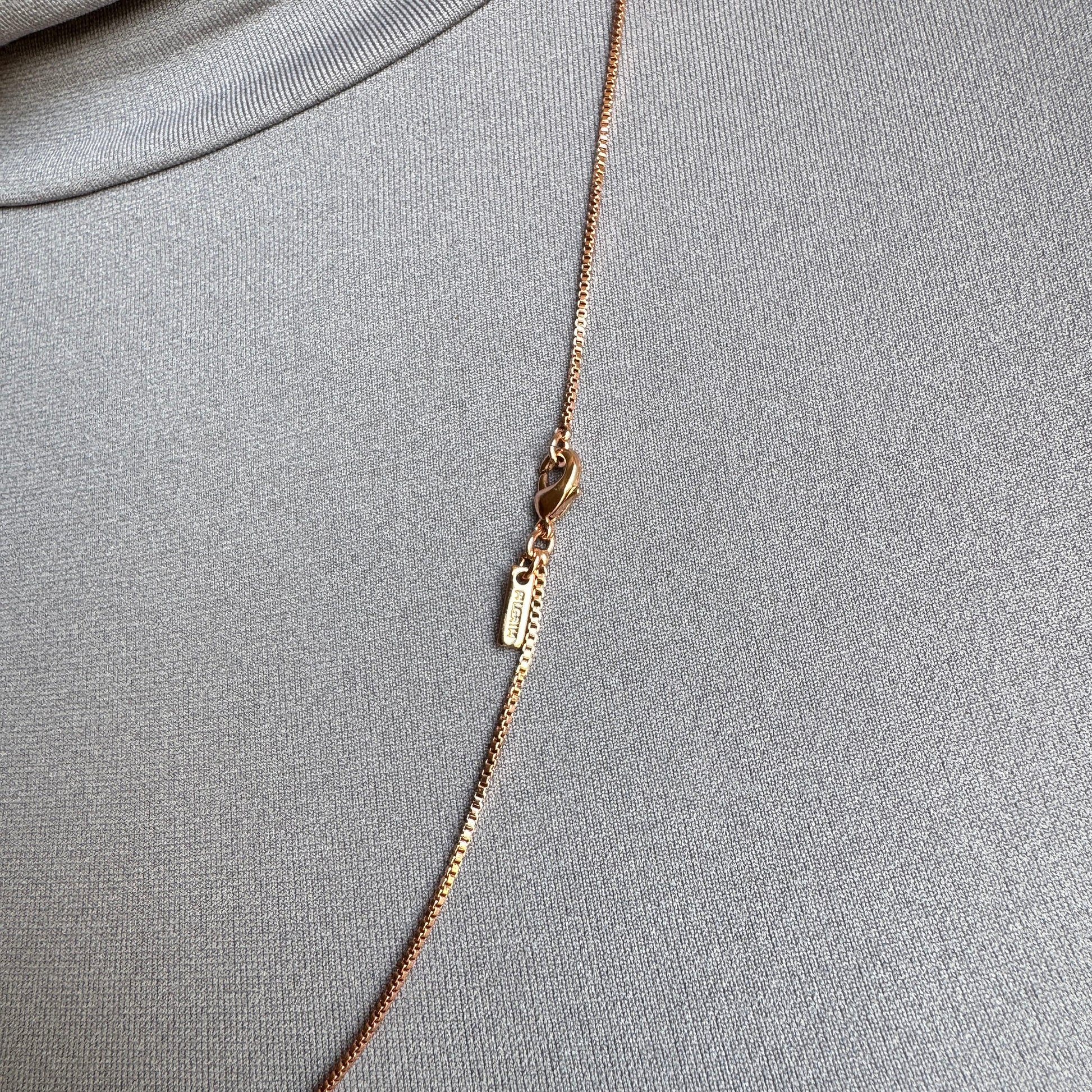 Vergoldete Pilgrim-Kette mit feiner Struktur im Detail