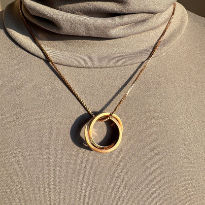 Elegant rose gold necklace with intertwined circle pendant for a modern look