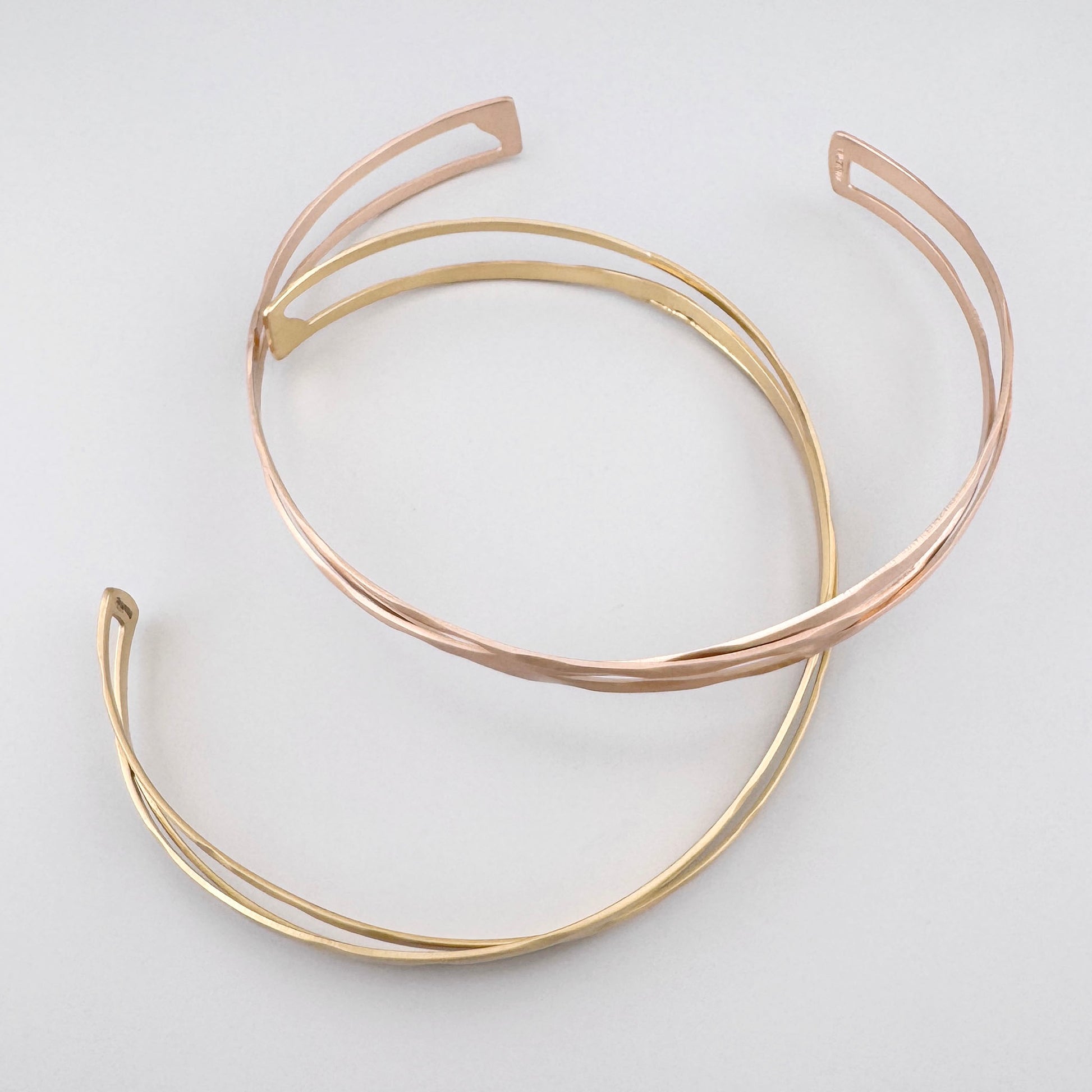 Collier ouvert rose gold avec lignes géométriques et reflets doux