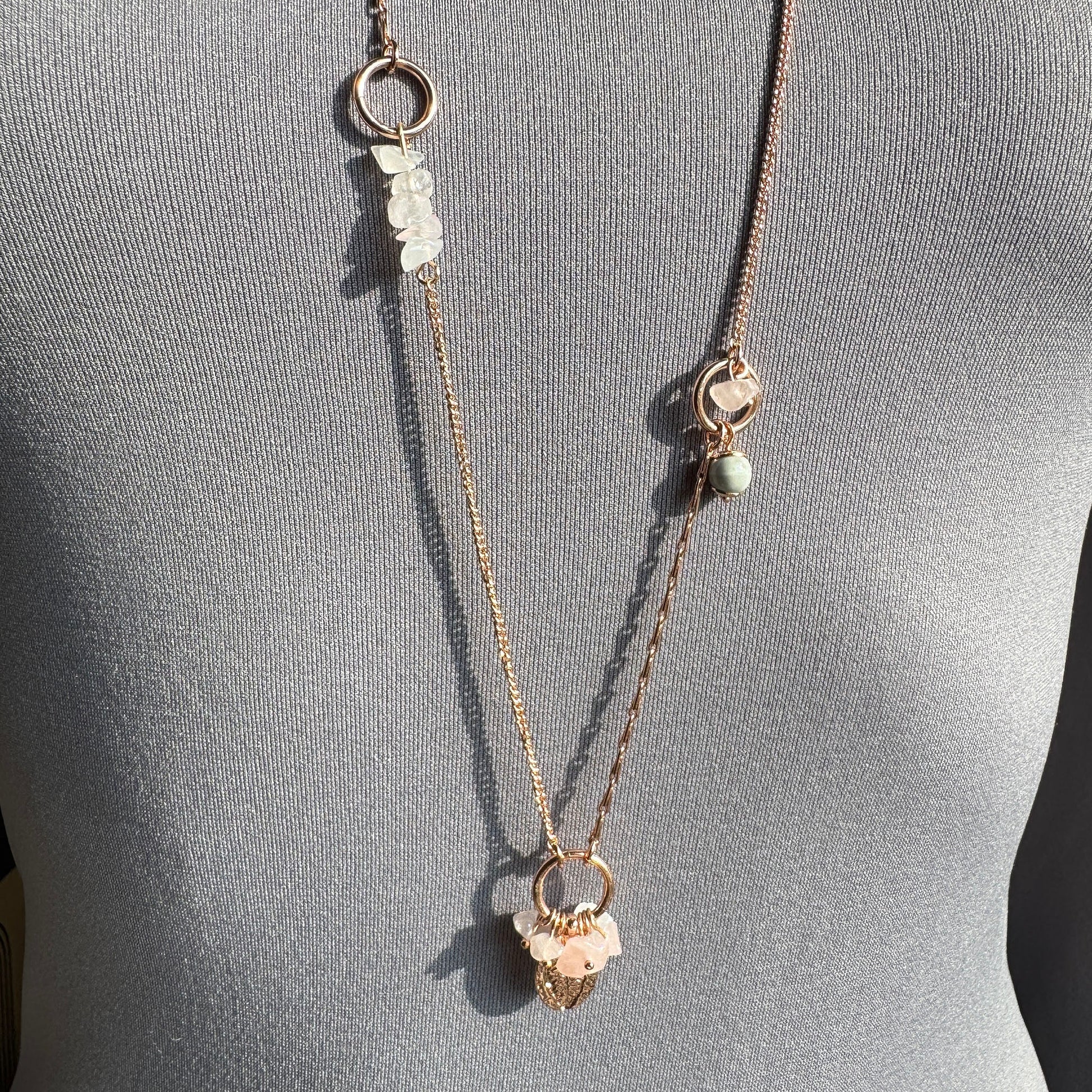 Collier Pilgrim avec quartz rose et perle naturelle sur longue chaîne dorée