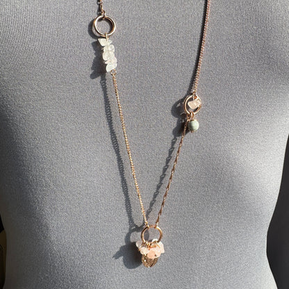 Collier Pilgrim avec quartz rose et perle naturelle sur longue chaîne dorée