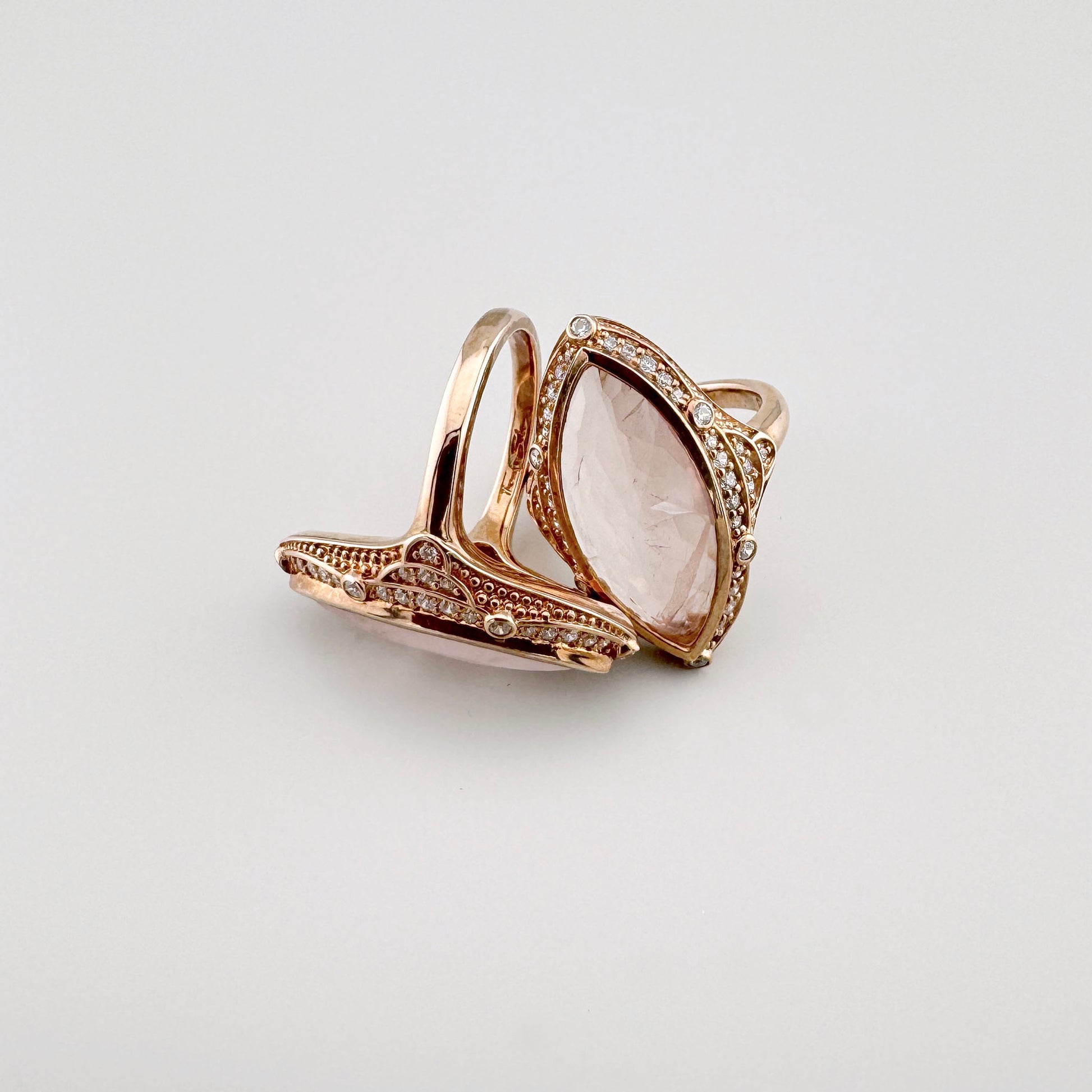 Anillo Thomas Sabo con cuarzo rosa, circonitas y montura en tono oro rosa