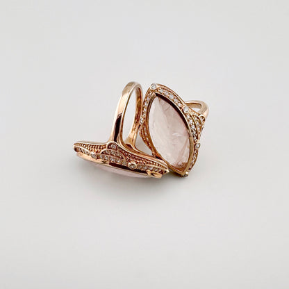 Anillo Thomas Sabo con cuarzo rosa, circonitas y montura en tono oro rosa