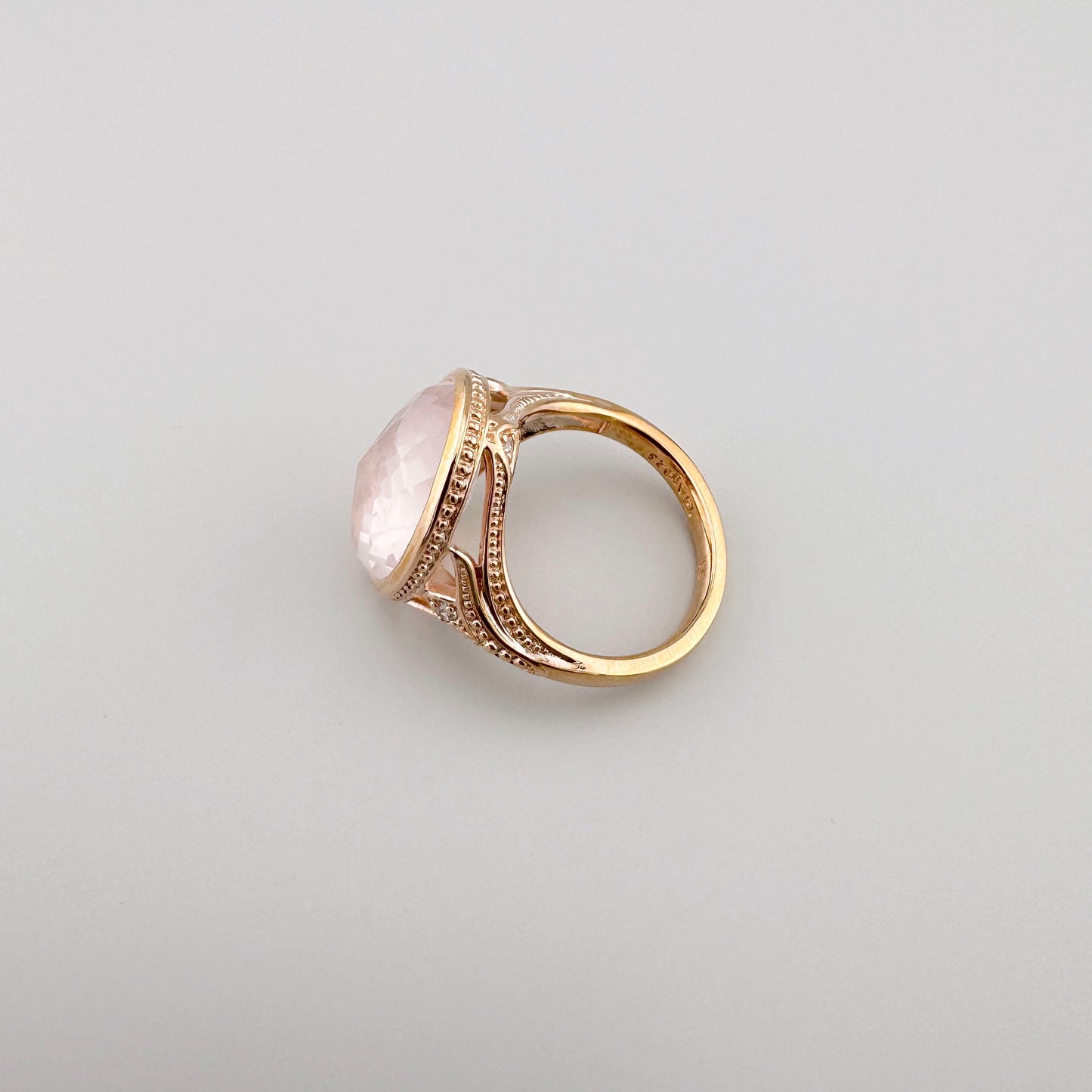Bague Thomas Sabo avec quartz rose ovale et monture ajourée au ton or rose
