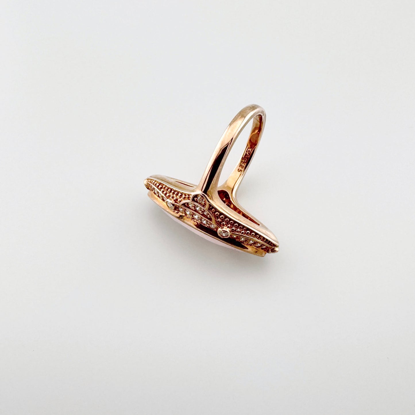 Bague Thomas Sabo en argent avec quartz rose vue de profil et monture ajourée