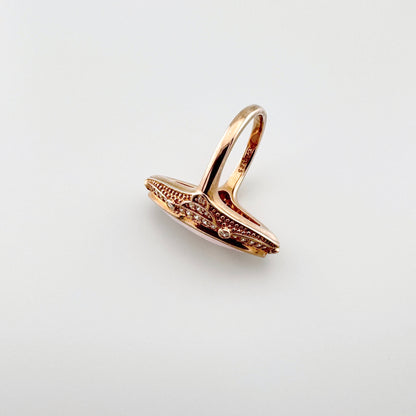 Bague Thomas Sabo en argent avec quartz rose vue de profil et monture ajourée