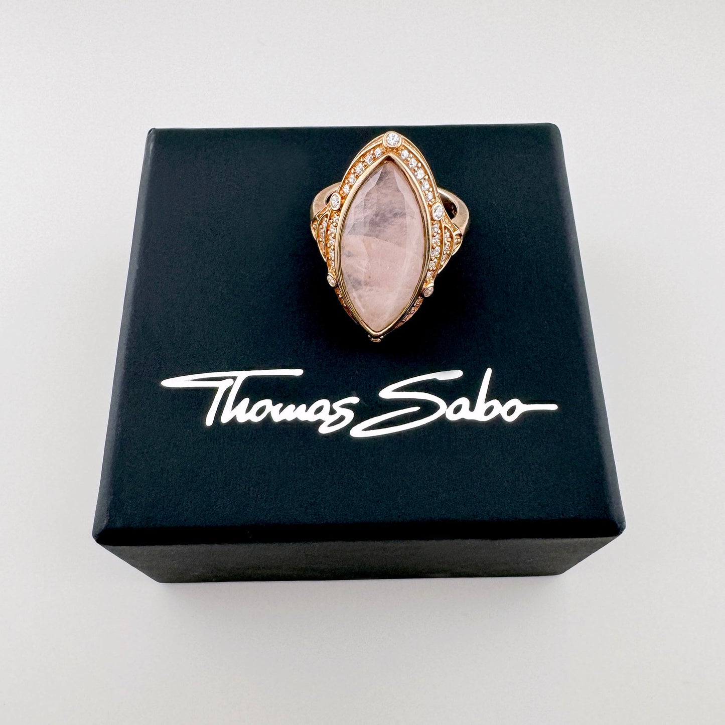 Srebrny pierścionek Thomas Sabo z naturalnym różowym kwarcem na firmowym czarnym pudełku