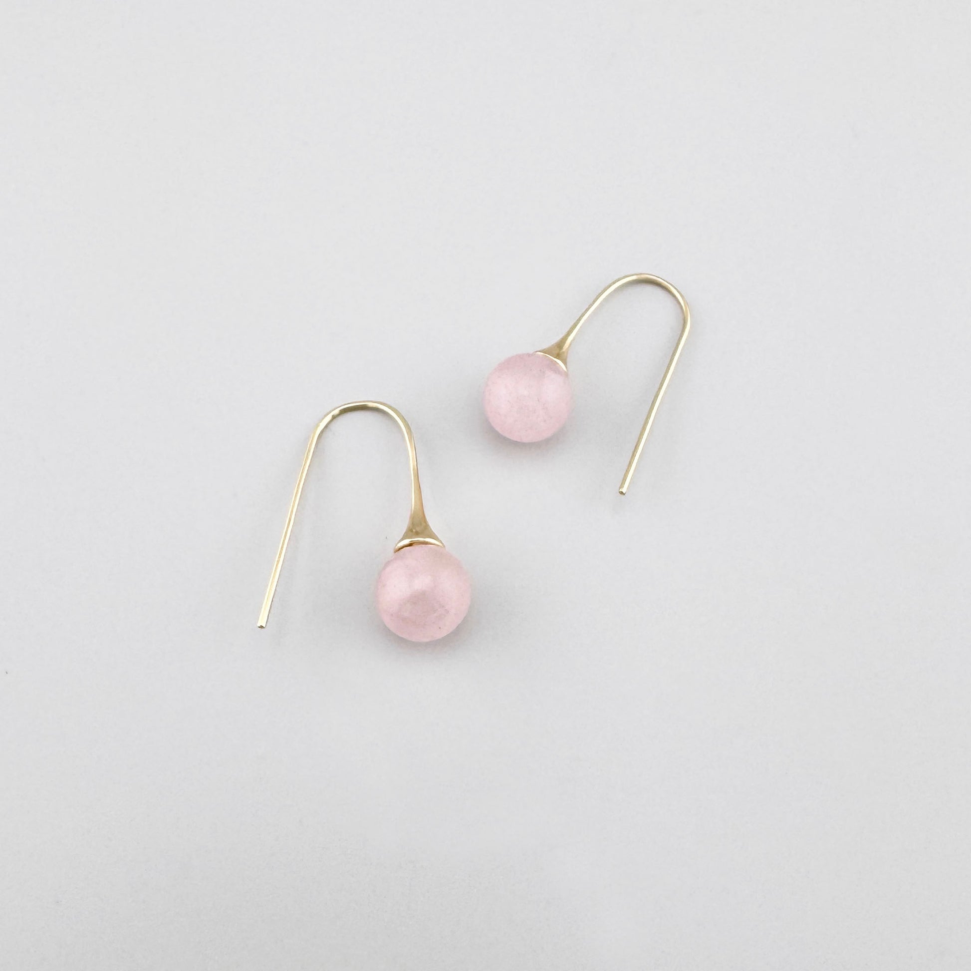 Boucles pendantes en quartz rose laiteux avec finition dorée délicate