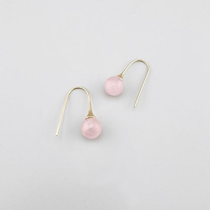 Boucles pendantes en quartz rose laiteux avec finition dorée délicate