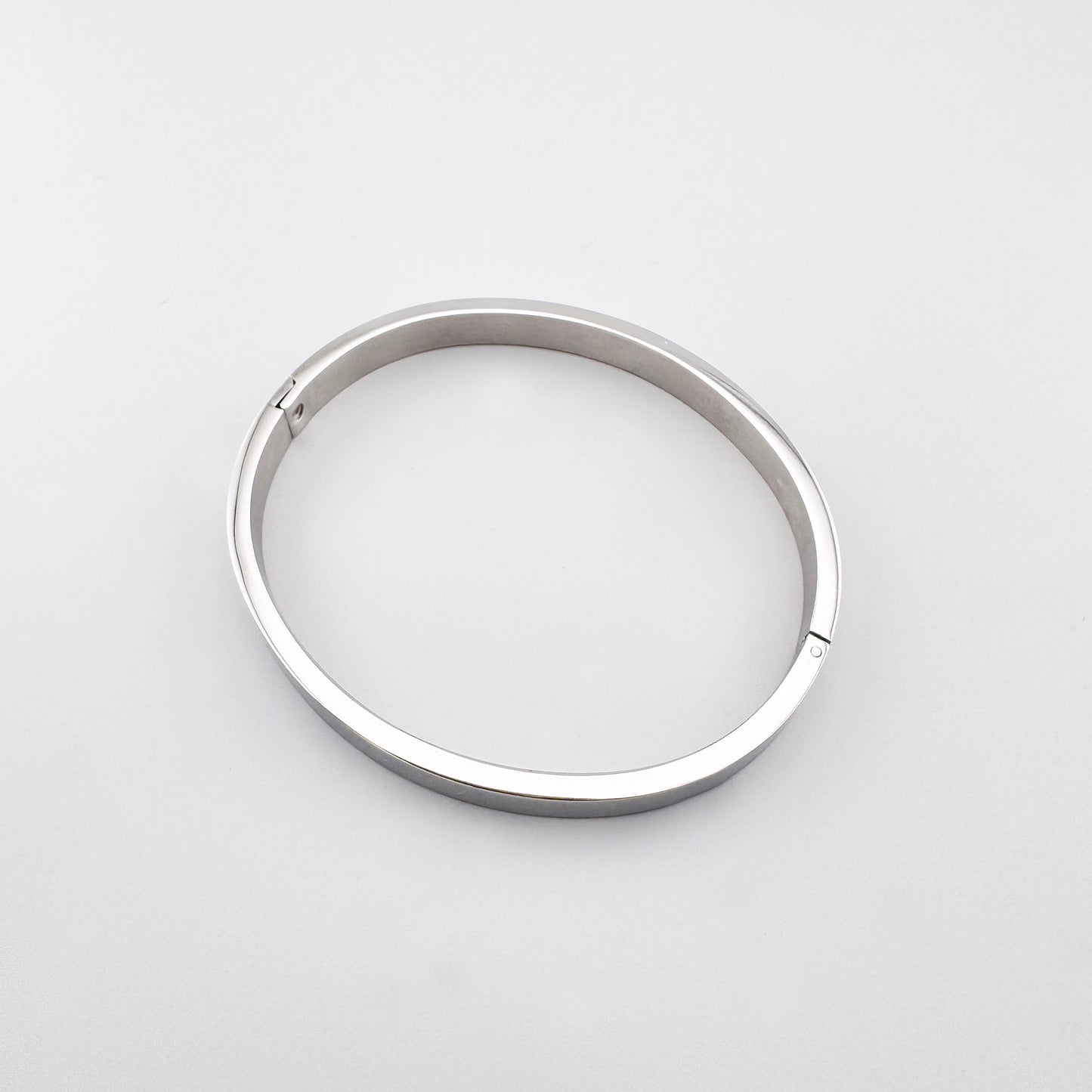 Pulsera rígida minimalista Maravillas con forma redonda y cierre discreto