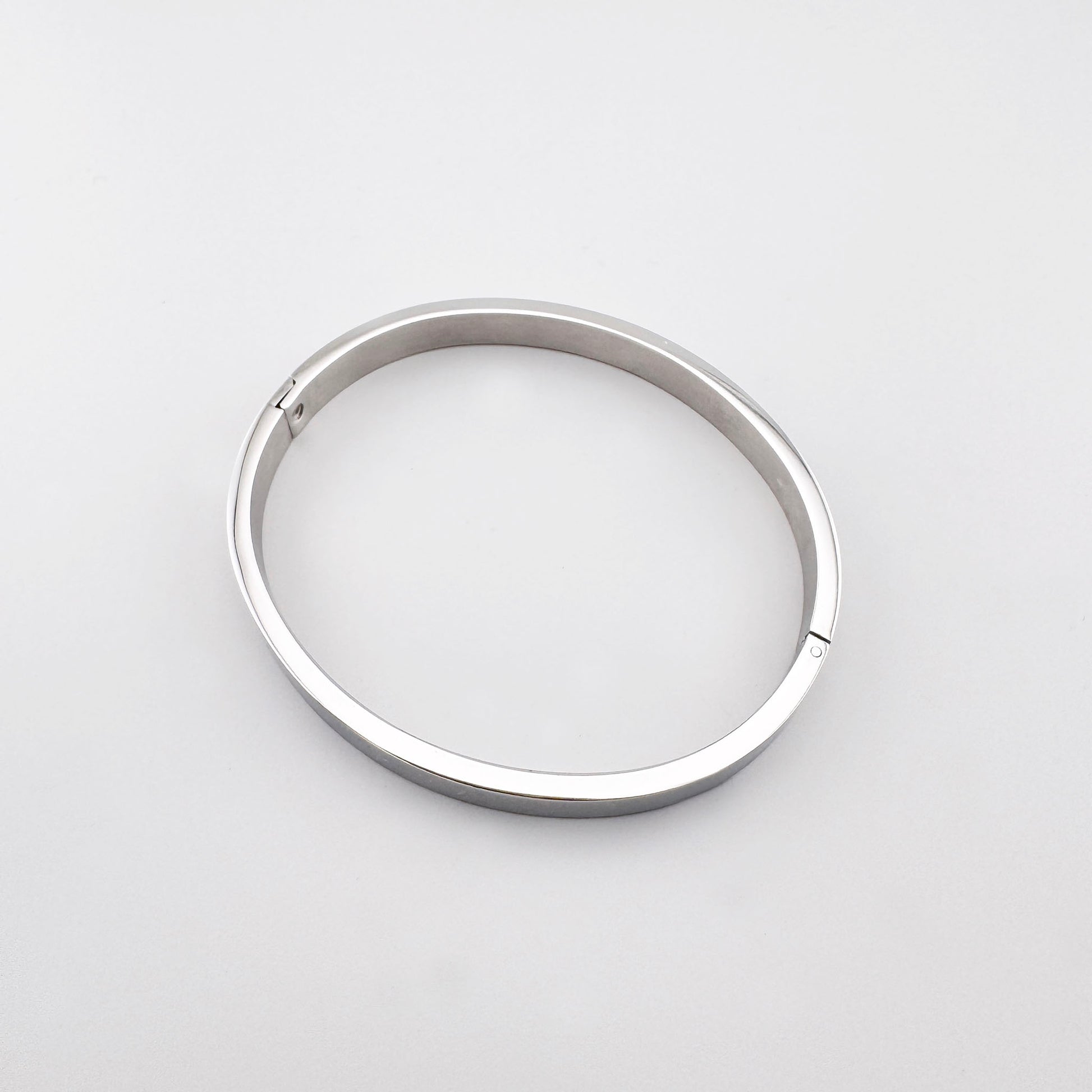 Pulsera rígida minimalista Maravillas con forma redonda y cierre discreto