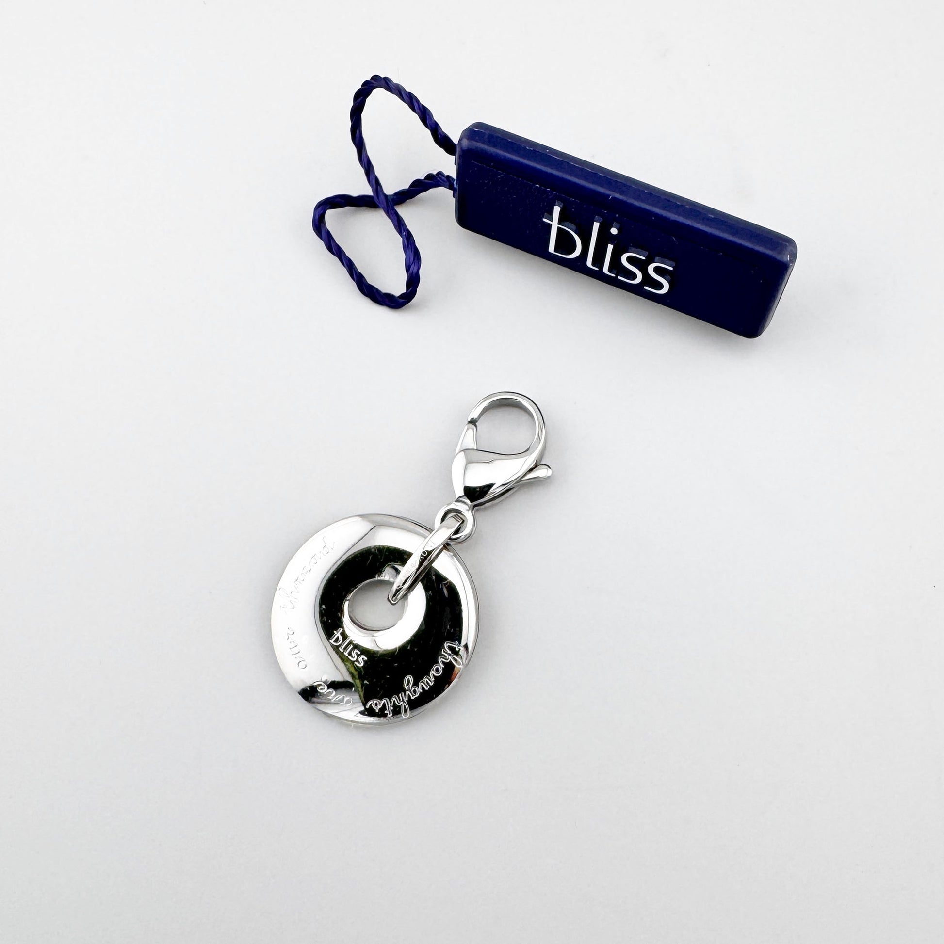 Okrągła zawieszka Bliss Gioielli z centralnym otworem i karabińczykiem ze stali