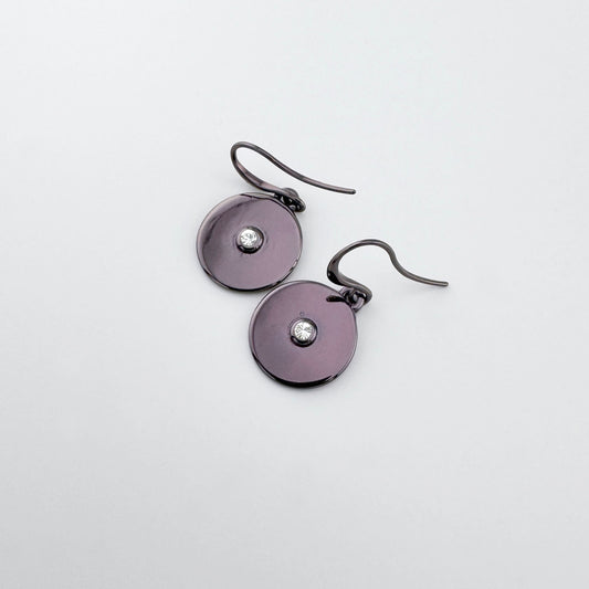 Okrągłe kolczyki Pilgrim z grafitowo-fioletowym dyskiem i centralną cyrkonią, elegancki połysk