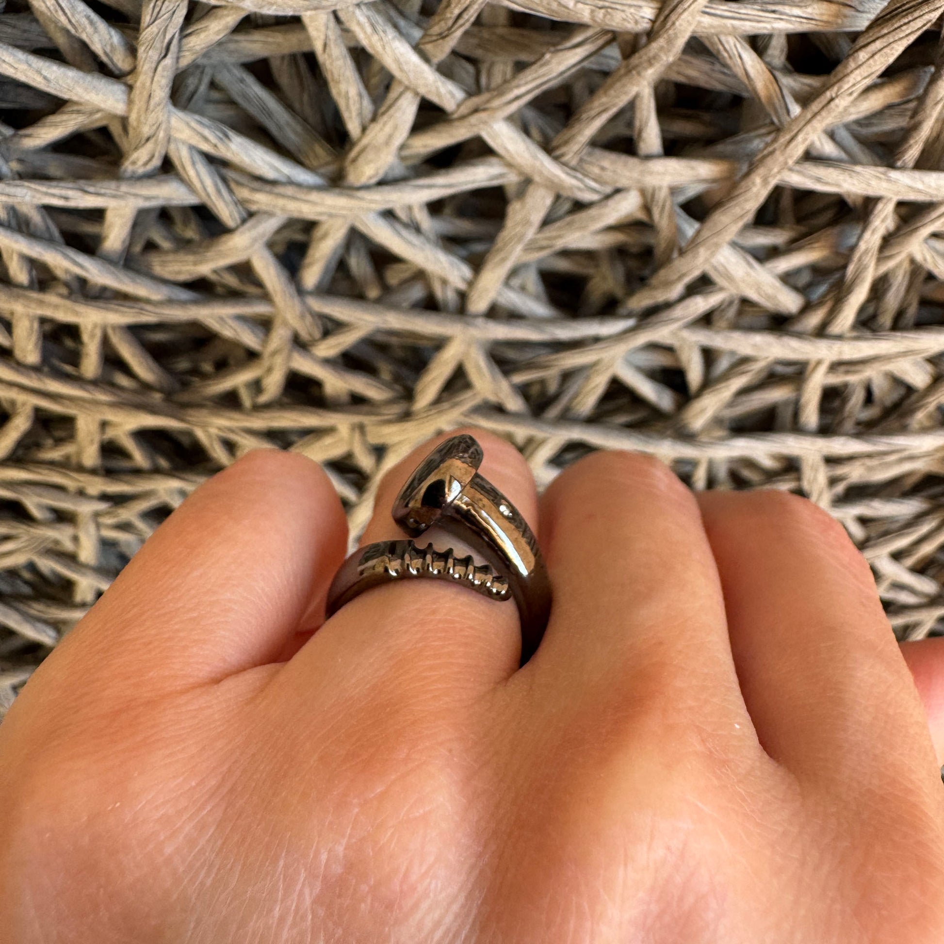 Bague en forme de vis Bliss Gioielli portée au doigt