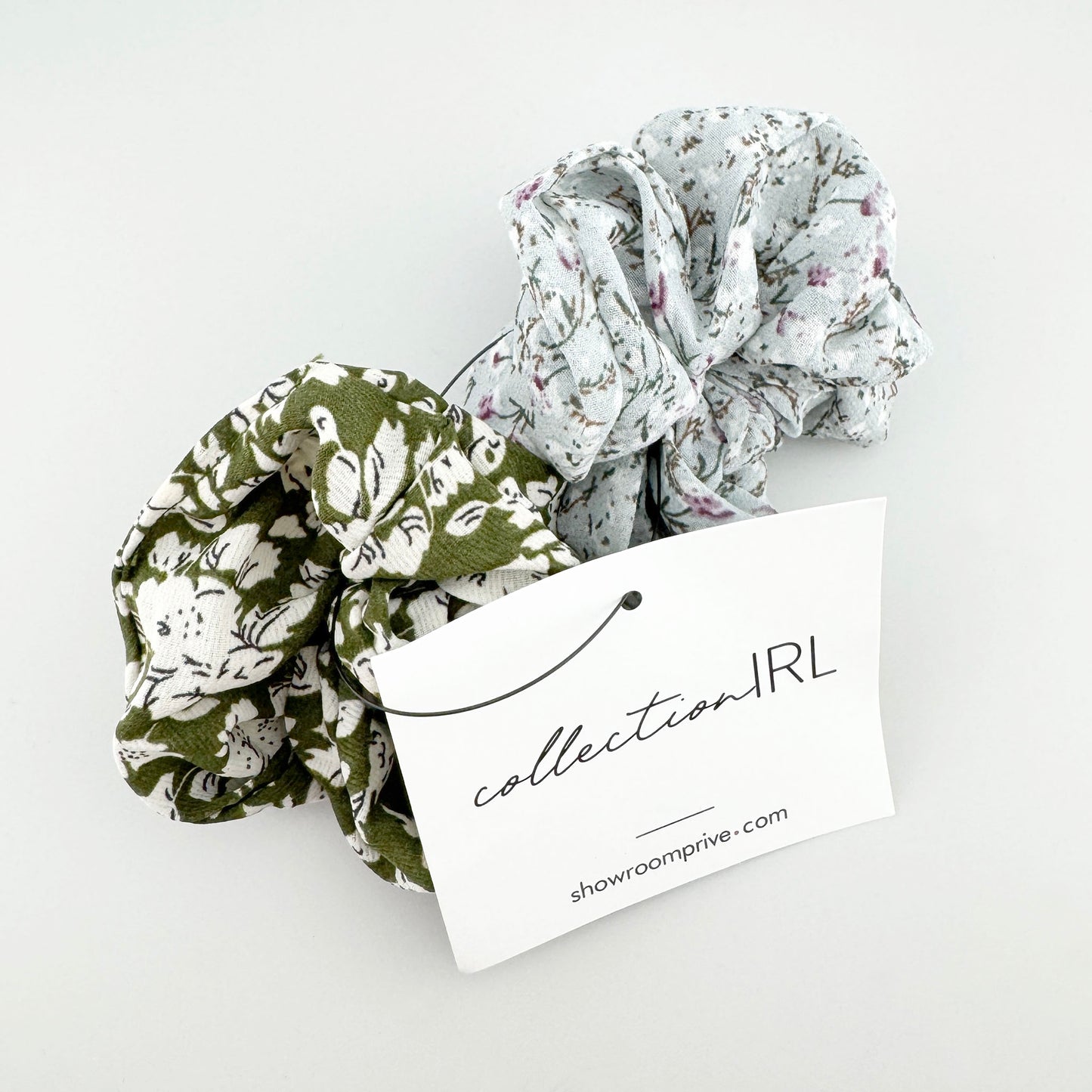 Romantisches Scrunchie-Duo IRL mit floralen Mustern in Mint und Oliv