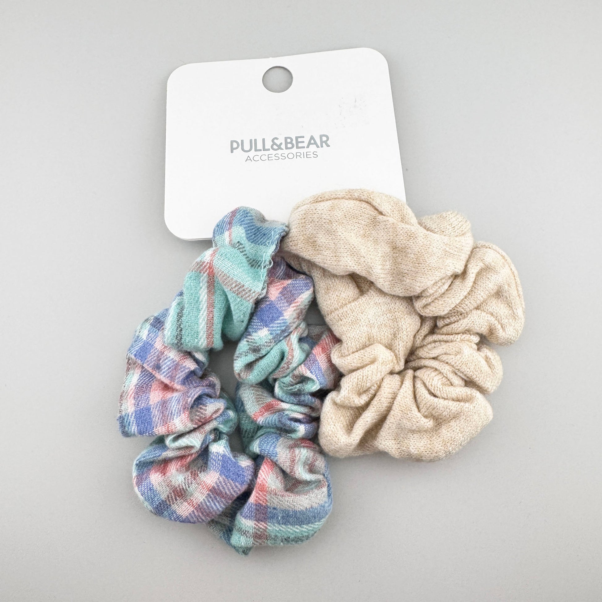 Pastel check scrunchie set by Pull&Bear with beige and blue pink tones
