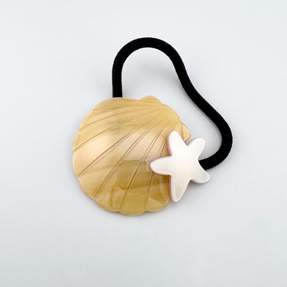 Letni blask w małej gumce do włosów z muszlą i rozgwiazdą