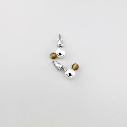 Pendientes tipo bola con frente plateado y trasera ámbar en diseño escandinavo