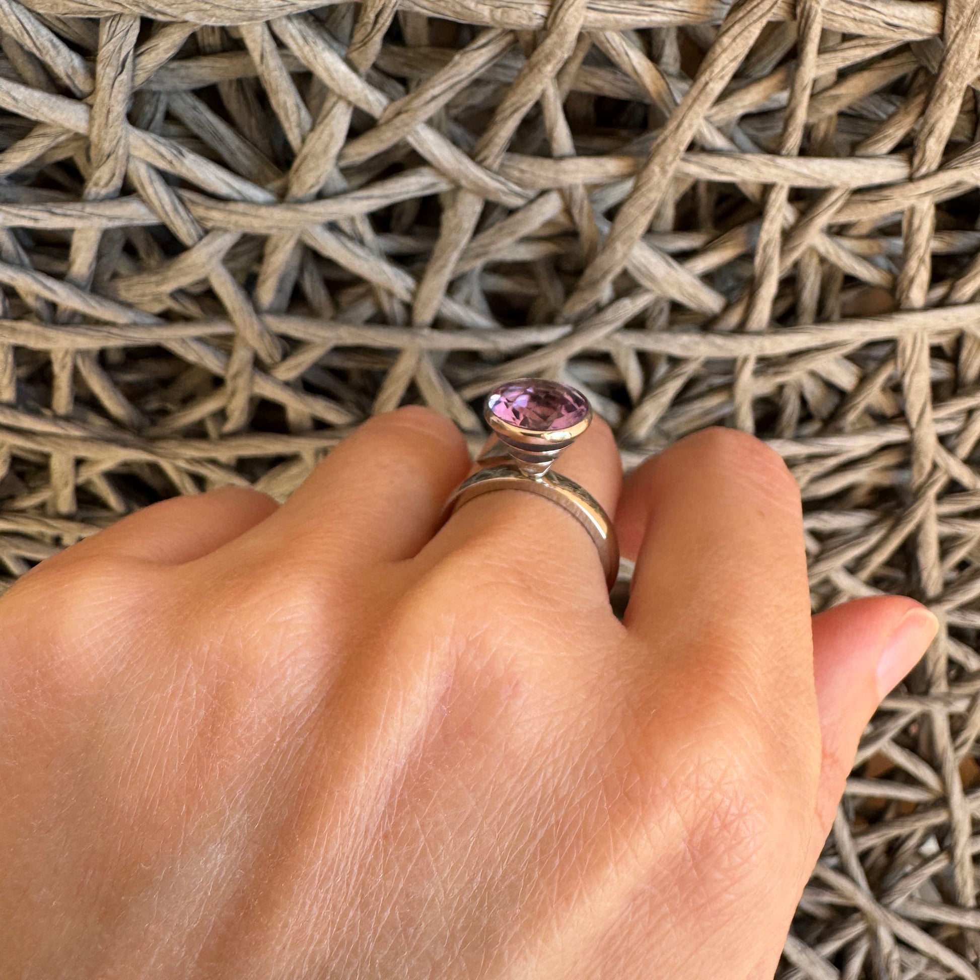 Bague Bliss Gioielli avec améthyste violette portée au doigt