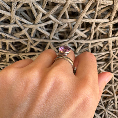 Bague Bliss Gioielli avec améthyste violette portée au doigt