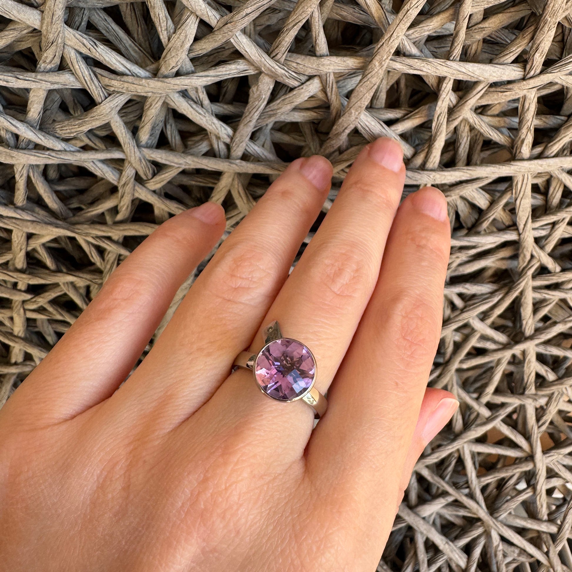 Silver amethyst ring Bliss Gioielli worn on the hand