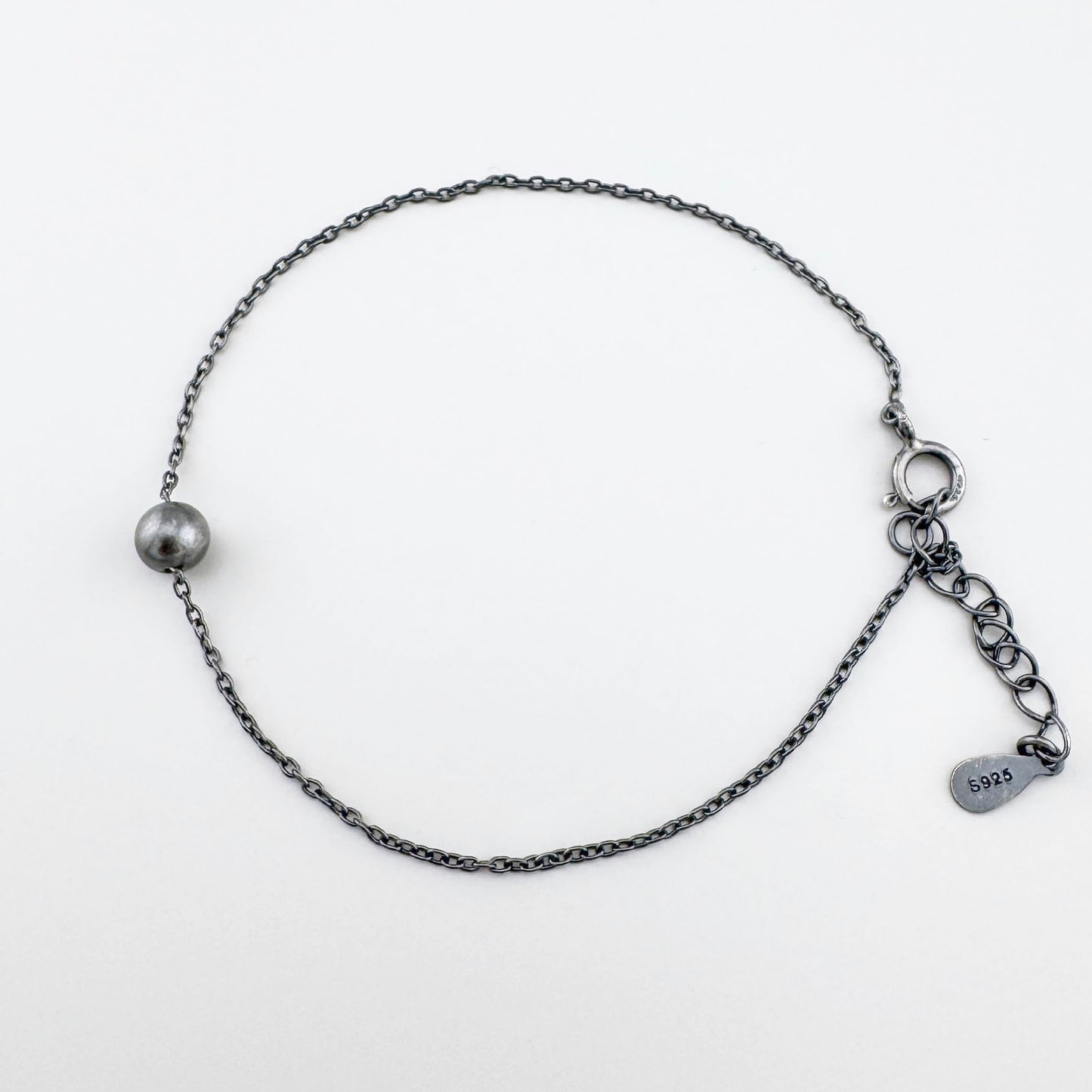 Silberarmband 925 mit glatter Kugel, verstellbarer Länge und feinen Gliedern im minimalistischen Look