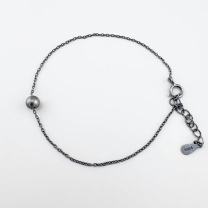 Silberarmband 925 mit glatter Kugel, verstellbarer Länge und feinen Gliedern im minimalistischen Look