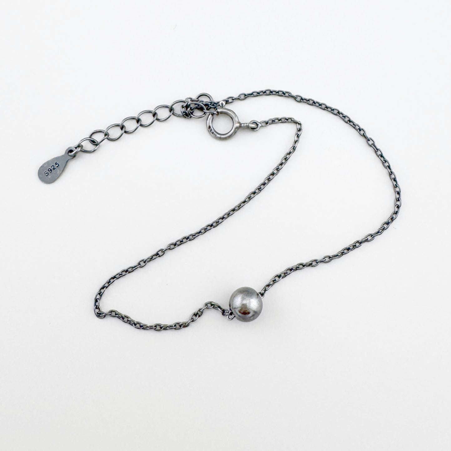 Bransoletka srebrna 925 z gładką kulką LULU Copenhagen, oksydowana, delikatny łańcuszek i regulacja