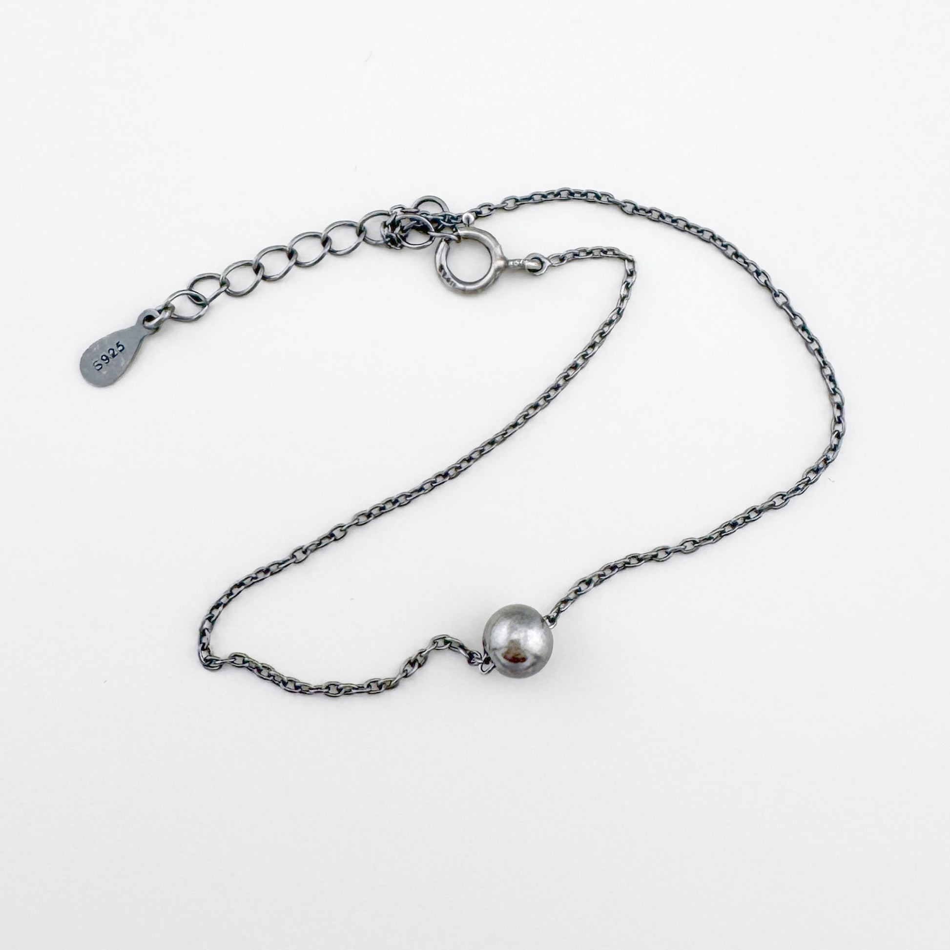 Bransoletka srebrna 925 z gładką kulką LULU Copenhagen, oksydowana, delikatny łańcuszek i regulacja