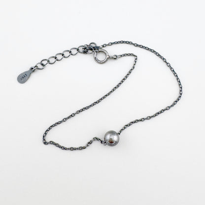 Bransoletka srebrna 925 z gładką kulką LULU Copenhagen, oksydowana, delikatny łańcuszek i regulacja