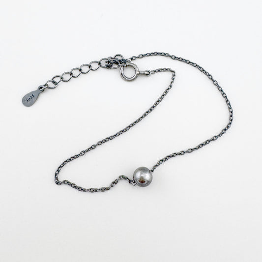 Bransoletka srebrna 925 z gładką kulką LULU Copenhagen, oksydowana, delikatny łańcuszek i regulacja