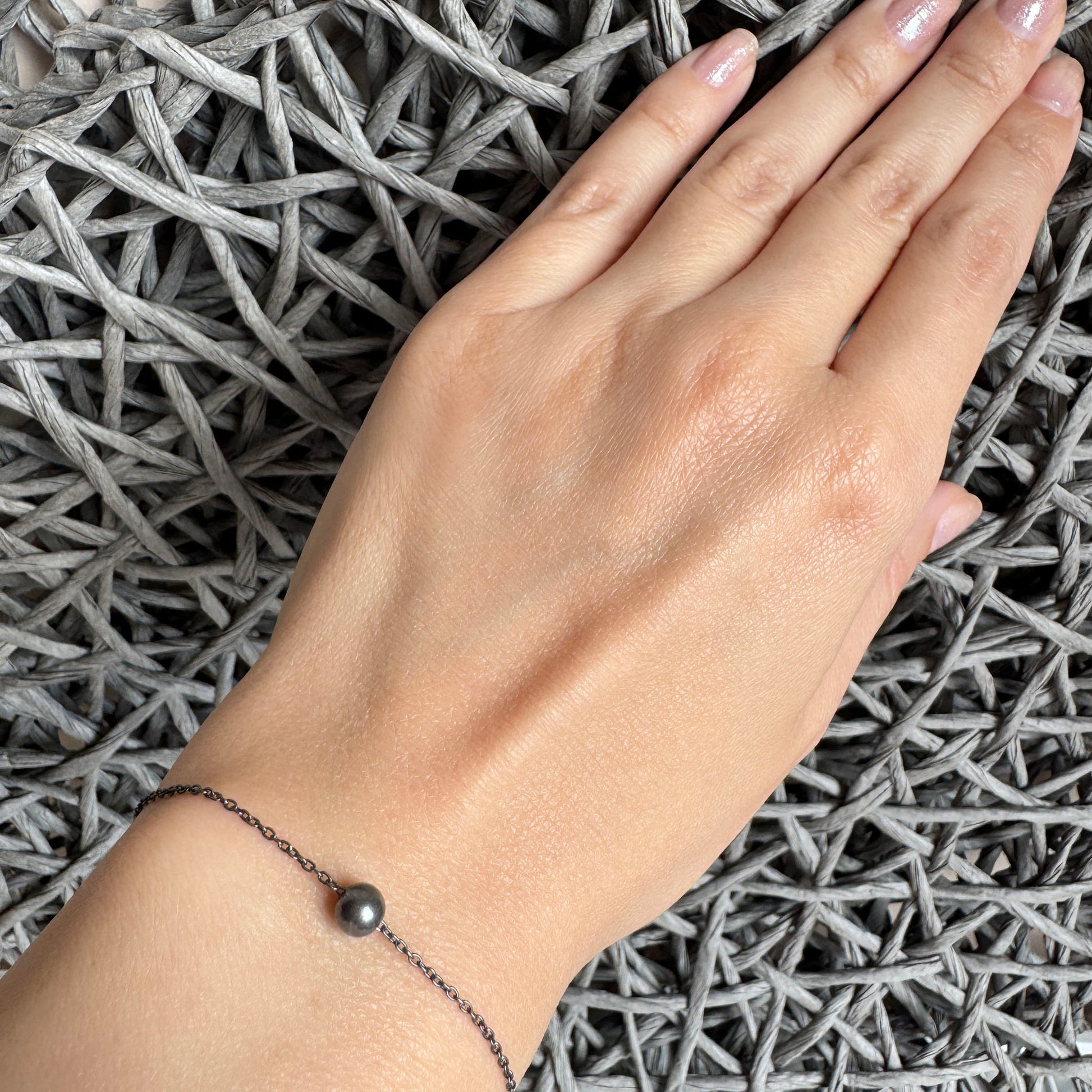 Oxidized 925 silver ball bracelet with adjustable length and fine chain in a calm minimalist style