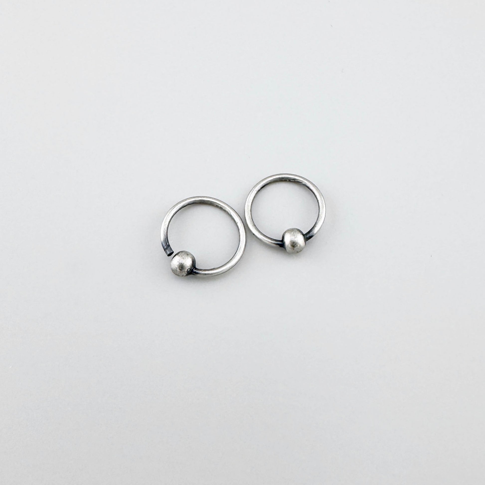 Kolczyki piercer LULU Copenhagen z kulką ze srebra w minimalistycznym stylu